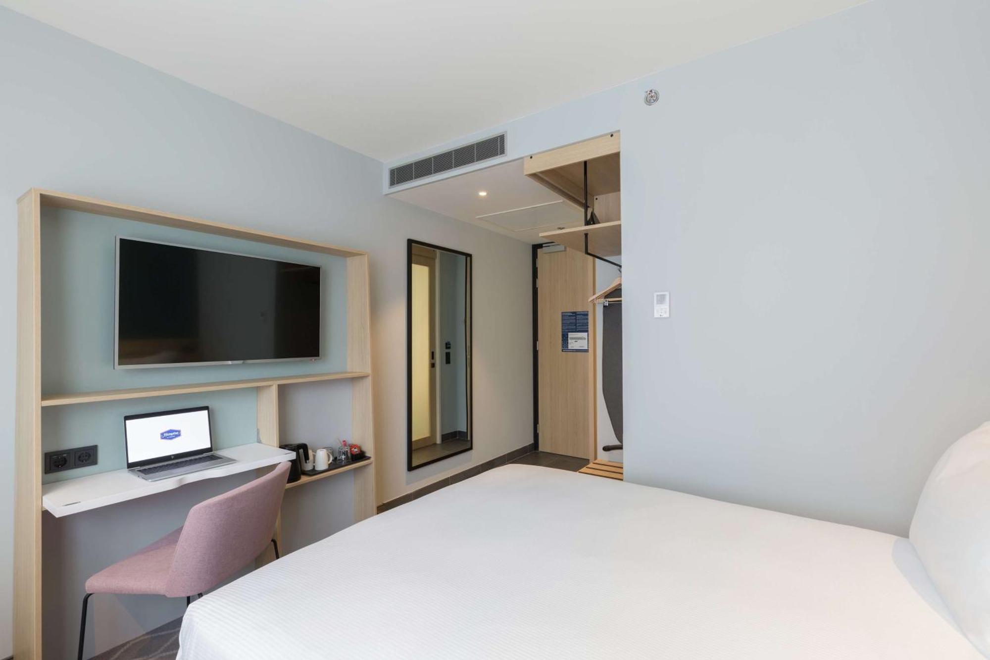 Hampton By Hilton Station 3*